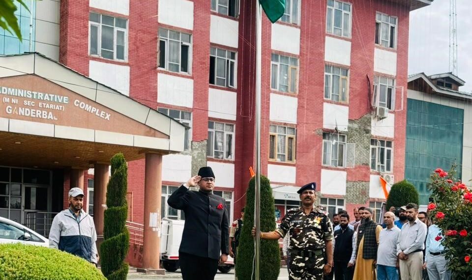 DC G’bal hoists Tricolour at Mini Secretariat to commemorate 79th Independence Day