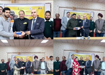 DC Kishtwar gives away CSC IT material to 55 Krishi Udhyamis