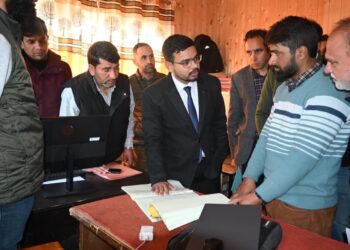 DC Kulgam visits Yaripora, reviews functioning of Govt Offices
