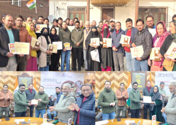 DC Kupwara felicitates stakeholders for showcasing products & services in Akankasha Haat