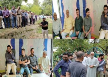 DC Kupwara Visits TekiporaLolab, Reviews Dev & Public Issues
