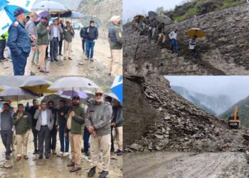 DC Ramban Monitors Landslide Clearance Op At Sherbibi