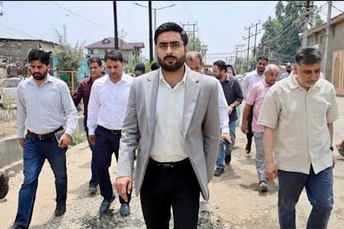 DC Srinagar conducts onsite inspection of ongoing road upgradation works along Dr Ali Jan Road