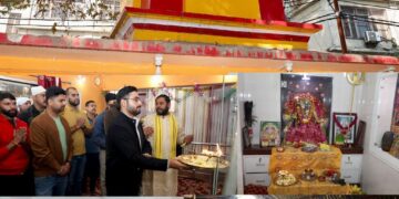 DC Srinagar participates in Dussehra Celebrations, Bhandara at Kali Mata Mandir