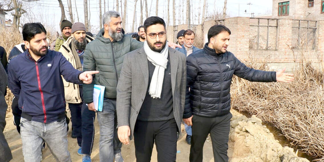 DC Srinagar inspects initiation of work on new building for GMS Gangbug