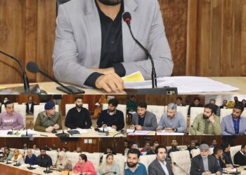 DC Srinagar reviews functioning of Aadhaar Centres