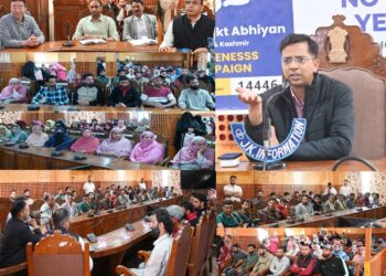DC Shopian engages with youth clubs, Mahila Samitis on NashaMukt JK Abhiyan