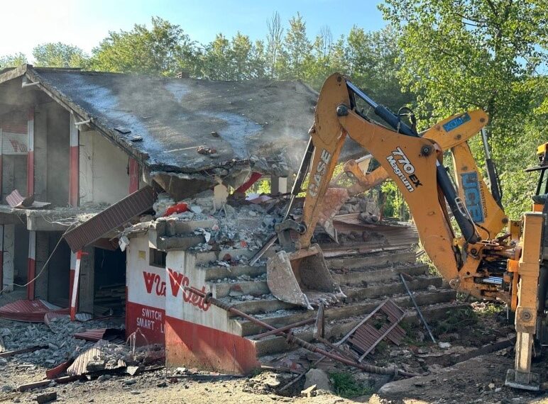 Drug Peddler’s Illegal Complex Worth ₹1 Cr Demolished In Ang : Police