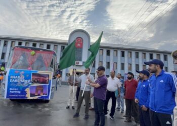DIG SKR flags off group of students for Bharat Darshan Tour