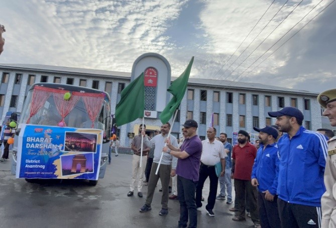 DIG SKR flags off group of students for Bharat Darshan Tour