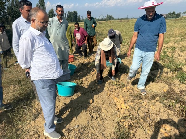 Director Agriculture Kashmir reviews activities at Seed Multiplication Farm Allowpora
