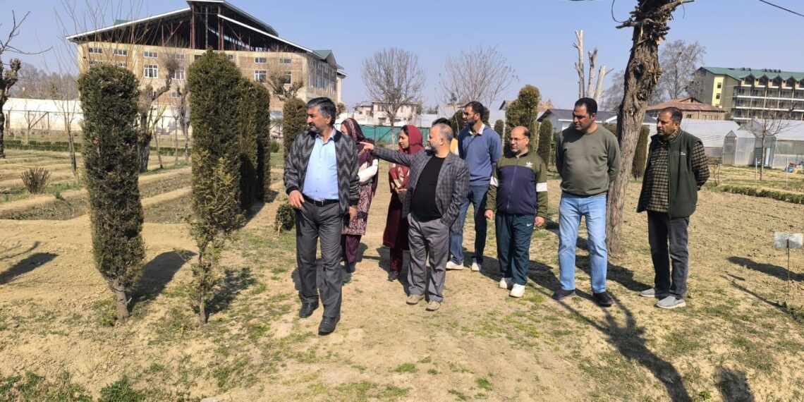 Director Agriculture Kashmir inspects Key Schemes at Lalmandi