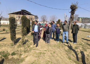 Director Agriculture Kashmir inspects Key Schemes at Lalmandi