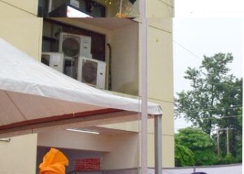 Div Com hoists Tricolour at Divisional Commissioner’s Office, Jammu