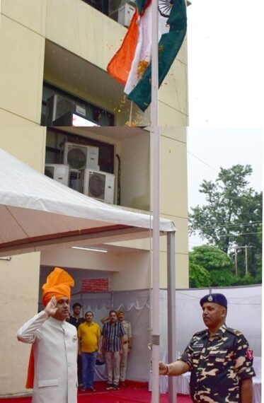 Div Com hoists Tricolour at Divisional Commissioner’s Office, Jammu