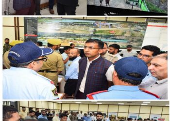 Div Com Kashmir inspects functioning of ICCC Srinagar; Emphasizes on round-the-clock monitoring