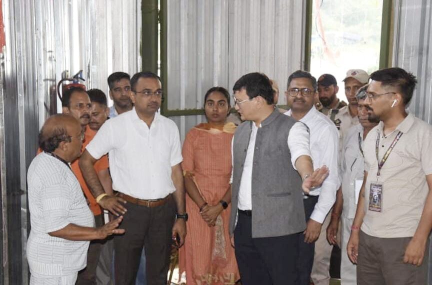 Div Com visits Chanderkote Yatra Camp in Ramban, Langar sites and Lodgement centres in Udhampur