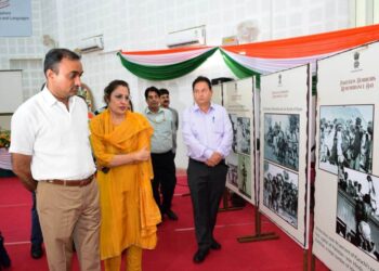 Div Com-(J) inaugurates exhibition on partition horrors remembrance day at Abhinav Theatre