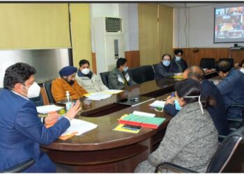 Div Com (J) conducts holistic review of emerging Covid scenario with professionals in Jammu