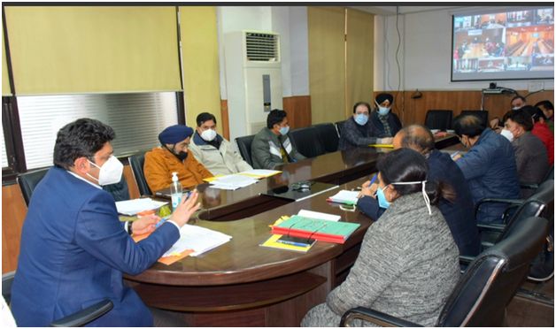 Div Com (J) conducts holistic review of emerging Covid scenario with professionals in Jammu