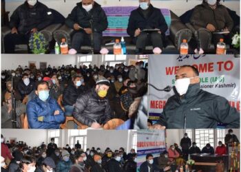 Div Com (K) visits Kulgam, participates in Block Diwas at D.H Pora
