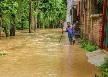 Torrential downpour triggers flash floods in Dachan Kishtwar, Khrew Pulwama