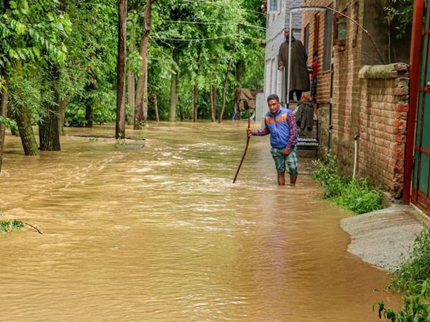 Torrential downpour triggers flash floods in Dachan Kishtwar, Khrew Pulwama