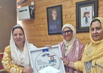 Dr Abida War-led delegation meets Minister Sakina Itoo, discusses ICDS, health & women employees’ issues
