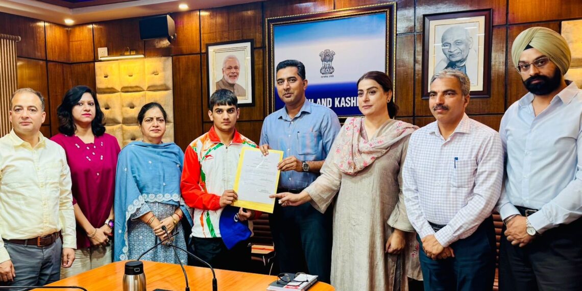 Dr Shahid Iqbal felicitates Asian Boxing Champion Mohammad Yaseer