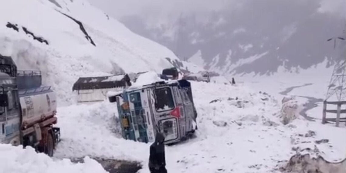 Avalanche in Drass disrupts Sonamarg–Kargil route; drivers injured