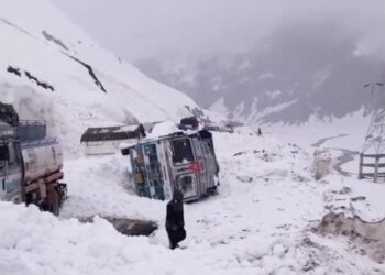 Avalanche in Drass disrupts Sonamarg–Kargil route; drivers injured