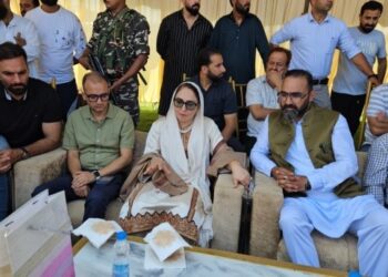 Dr Andrabi visits Eidgah Srinagar, meets youth delegations, interacts with Sports Council Authorities, reviews future plans of development