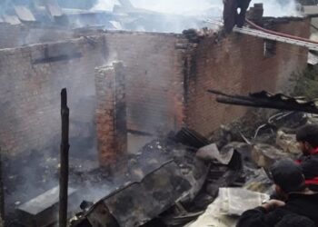 Three houses, six shops gutted in blaze in Bandipora