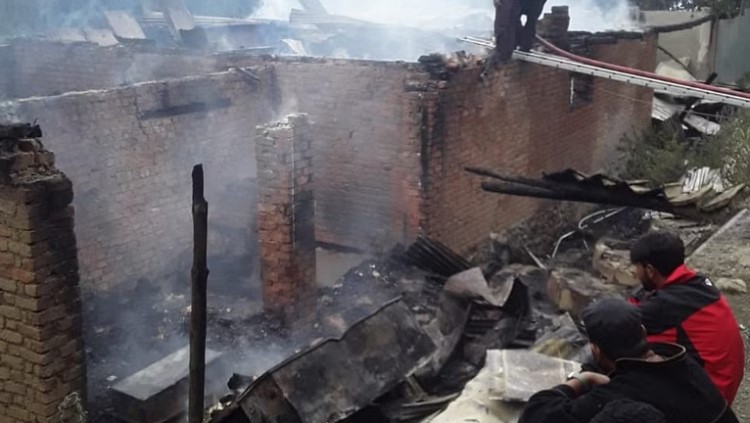 Three houses, six shops gutted in blaze in Bandipora