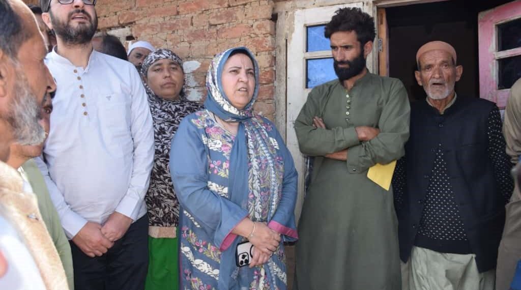 Sakeena Itoo visits fire-affected families in Langkhull Nandimarg of KulgamDistt, extends financial assistance