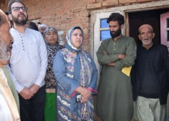 Sakeena Itoo visits fire-affected families in Langkhull  Nandimarg of KulgamDistt, extends financial assistance