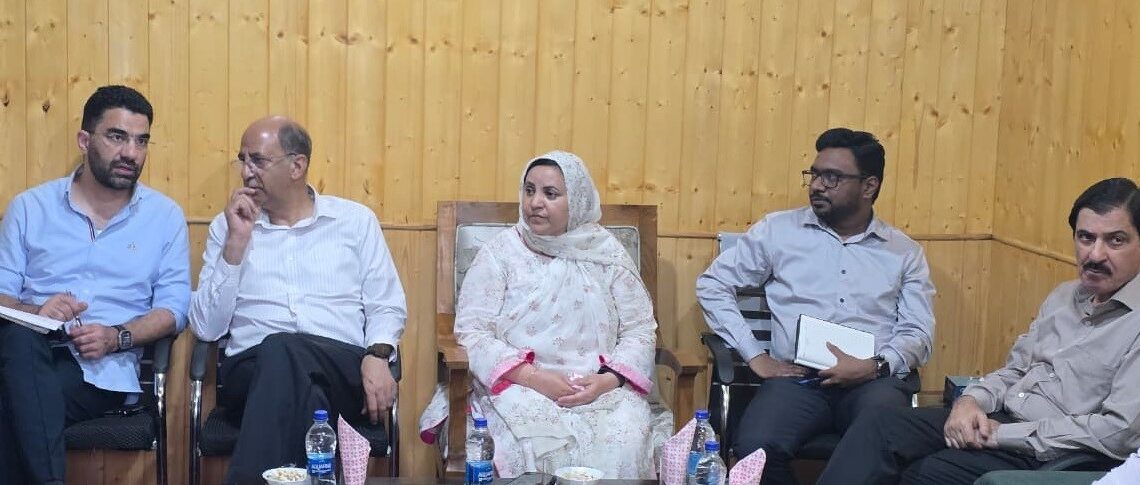 Sakeena Itoo visits Natnosa Handwara, inspects site for construction of GMC