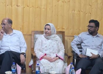 Sakeena Itoo visits Natnosa Handwara, inspects site for construction of GMC