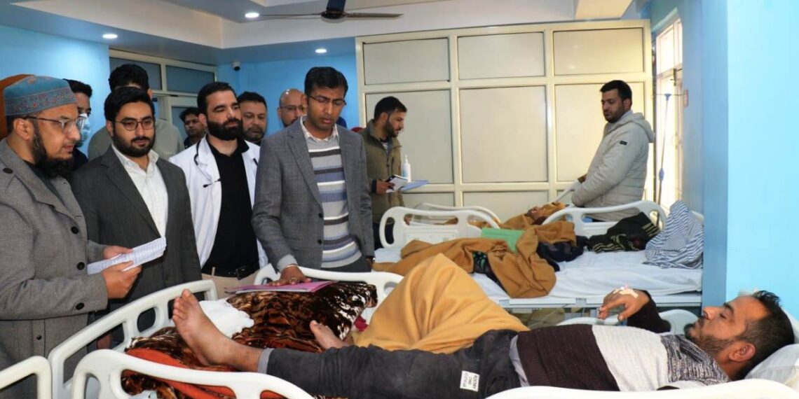 Div Com-(K), DC Srinagar visit SMHS, Ujala Hospitals; enquire about well-being of injured persons