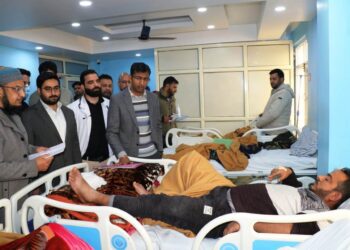 Div Com-(K), DC Srinagar visit SMHS, Ujala Hospitals; enquire about well-being of injured persons