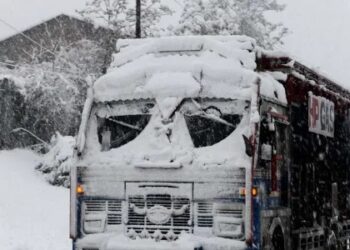 Kashmir highway, air traffic blocked for fourth consecutive day as snowing stops from afternoon, normal life on collapsing mode across Kashmir