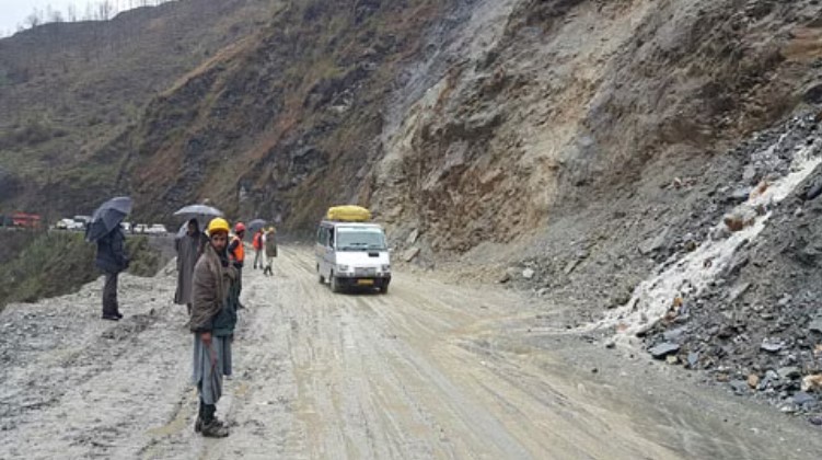 Srinagar-Jammu highway partially restored for traffic