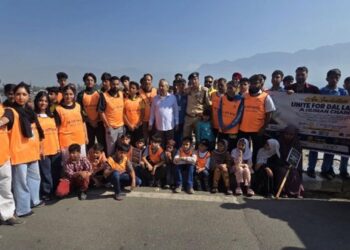 Historic human chain formed across Dal Lake on World Cleanup Day