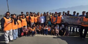 Historic human chain formed across Dal Lake on World Cleanup Day