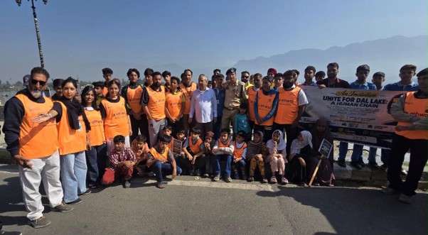 Historic human chain formed across Dal Lake on World Cleanup Day