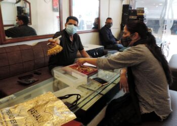 Markets open across JK under unlock guidelines in Srinagar