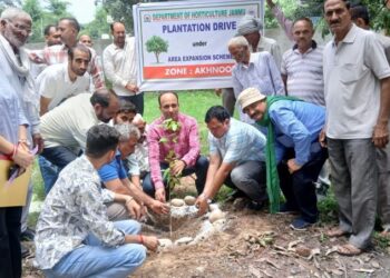 Horticulture Deptt launches fruit plantation drive in Akhnoor Zone