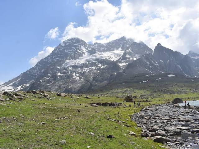 Search Operation Launched for Two Srinagar Boys Missing During Trek in Ganderbal