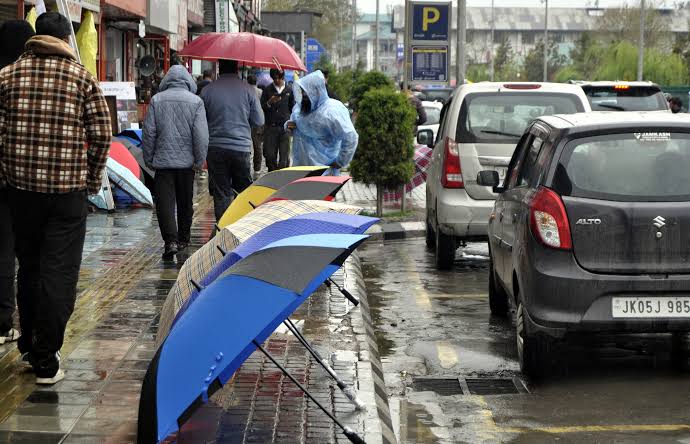 Heavy overnight rain inundates parts of Srinagar, MeT Predicts widespread rain