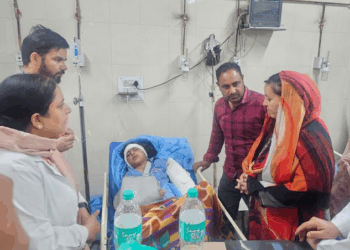 Sakina Itoo visits SHMS Hospital, enquires about well-being of injured students of Budgam road accident